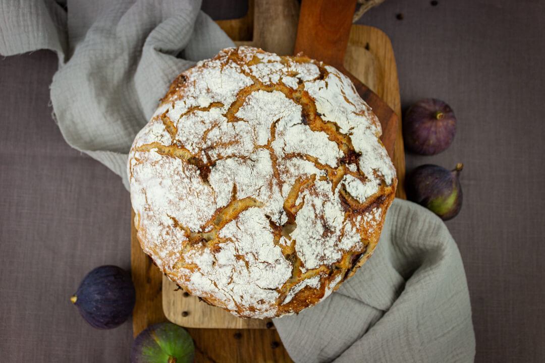 No knead black pepper and fig bread